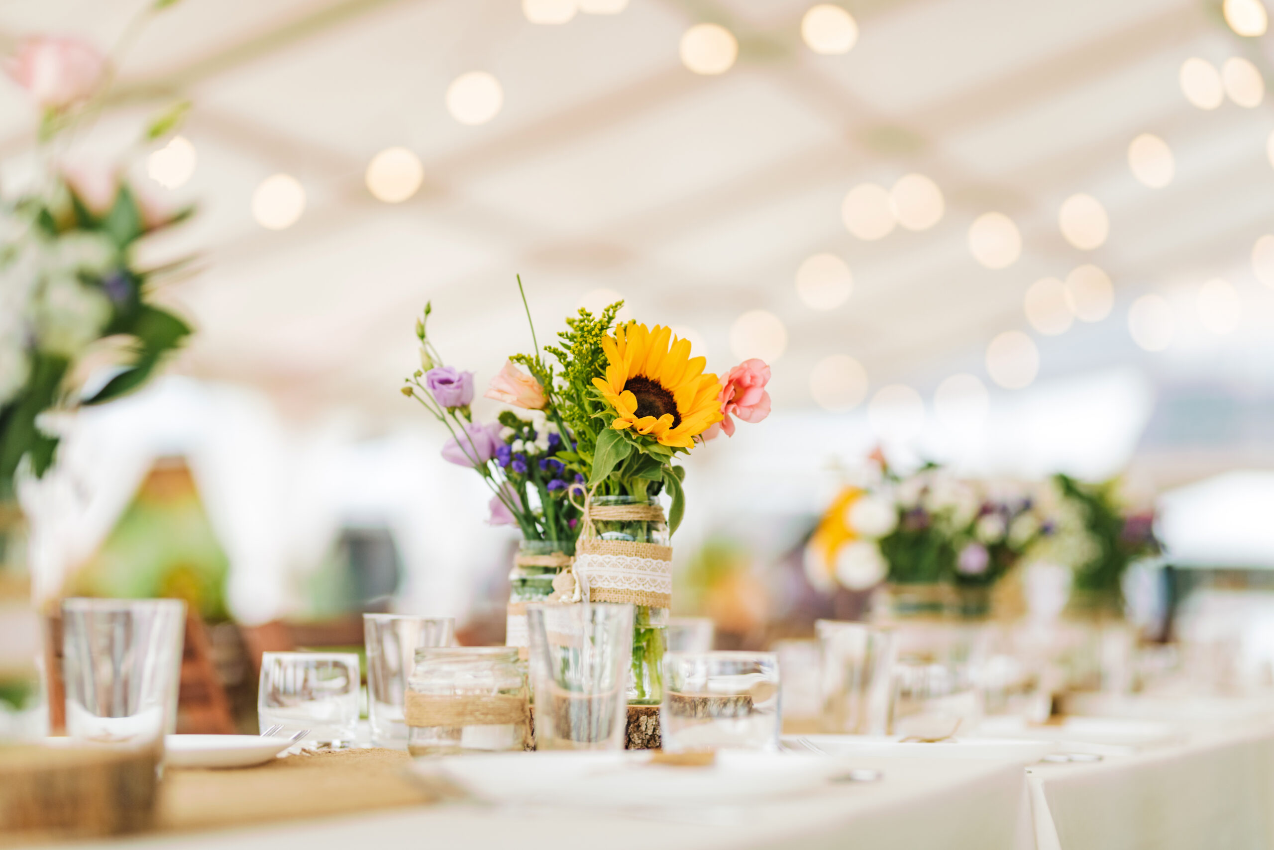 Fresh flowers wedding decoration. Bryllup